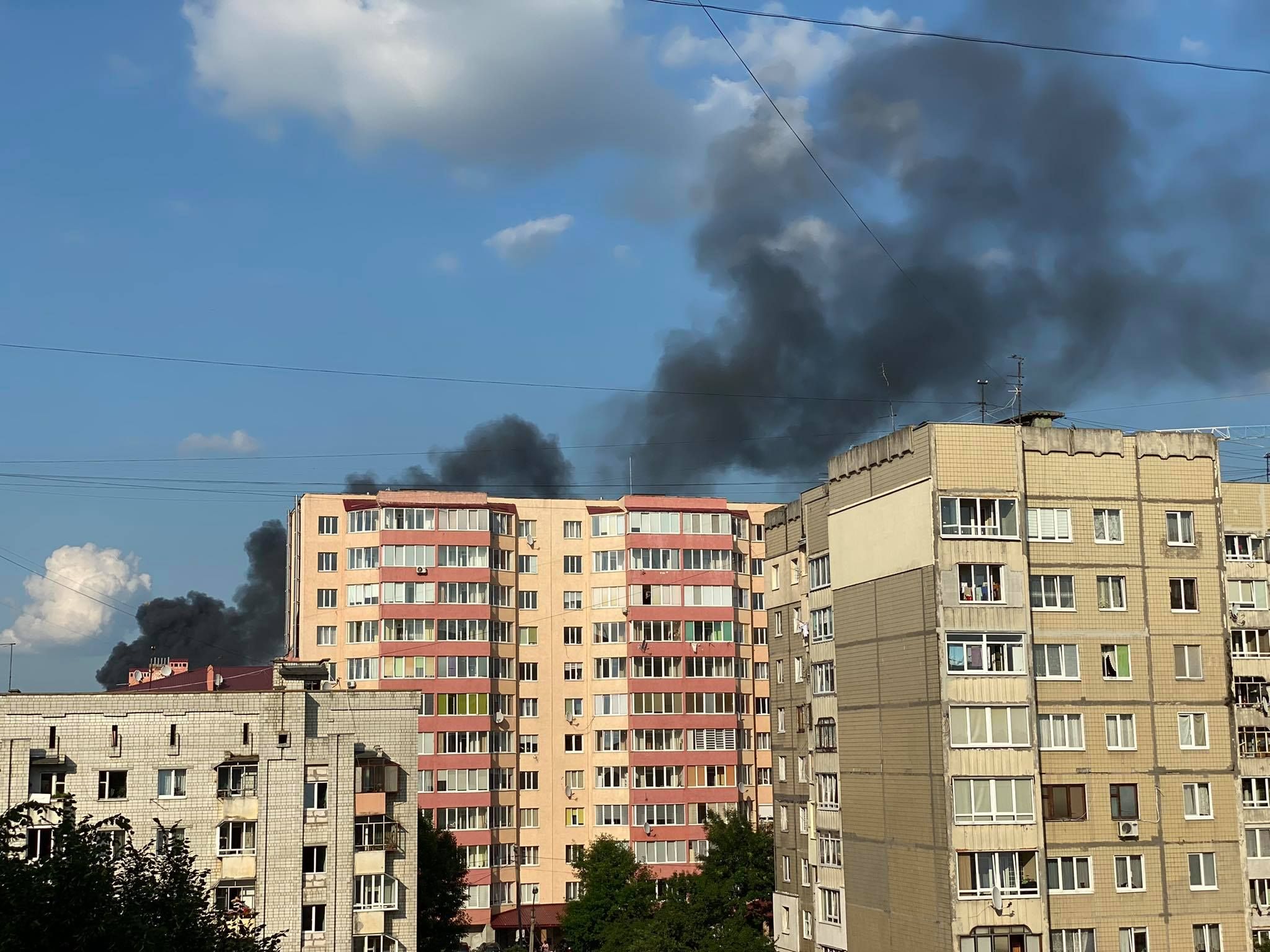 Густий чорний дим простягався на сотні метрів: у Львові трапилась пожежа – фото і відео