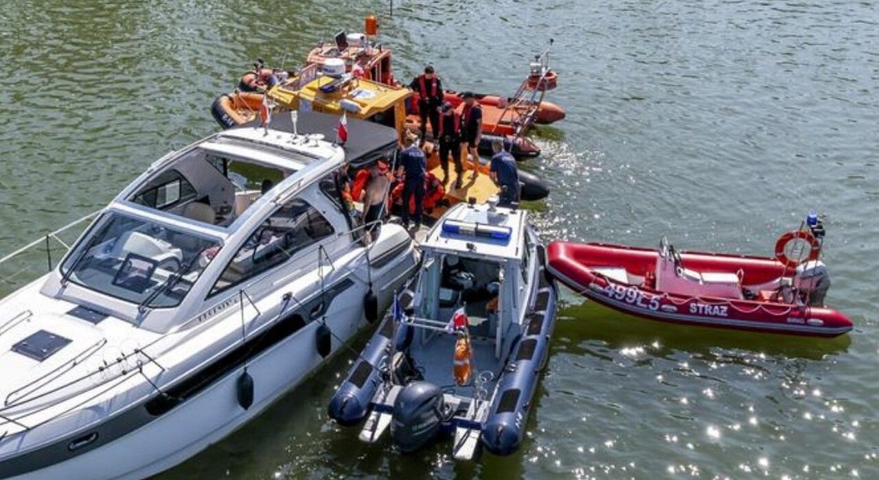 МЗС про стан українців, які на гелікоптері впали в озеро у Польщі МЗС про стан українців, які на гелікоптері впали в озеро у Польщі