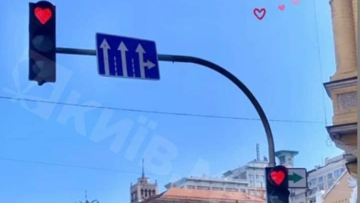 В центре Киева заметили светофор, показывающий красные сердечки