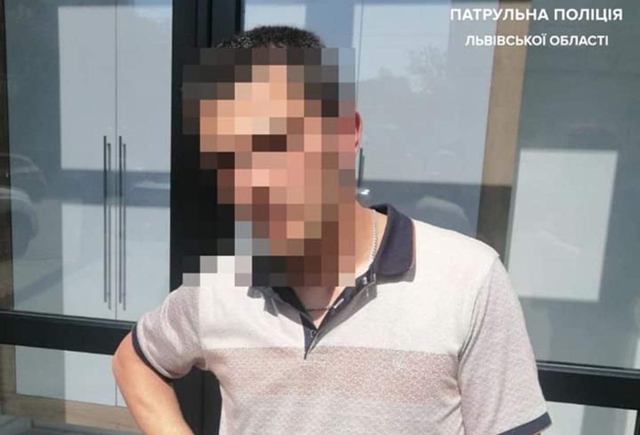 У Львові п'яний іноземець погрожував у стоматології ножем: фото