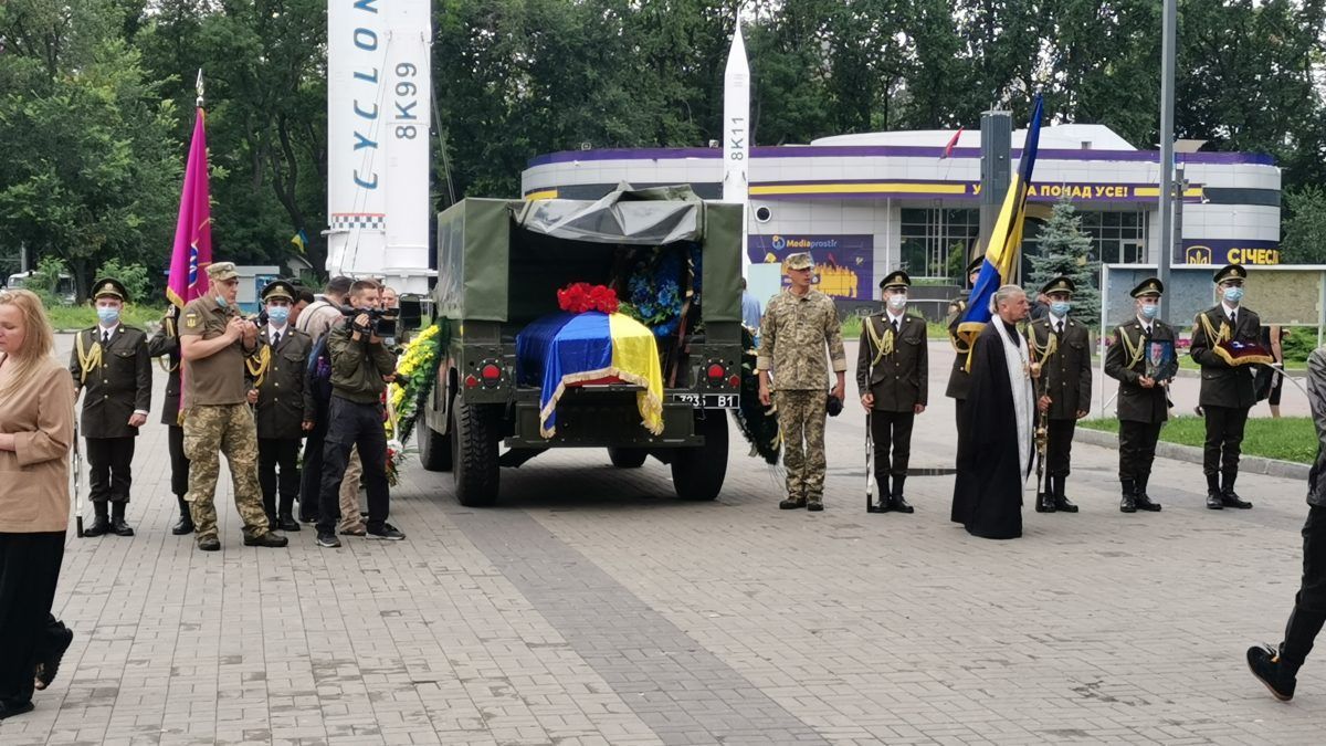 У Дніпрі попрощалися з загиблим на Донбасі медиком Письменним У Дніпрі попрощалися з загиблим на Донбасі медиком Письменним