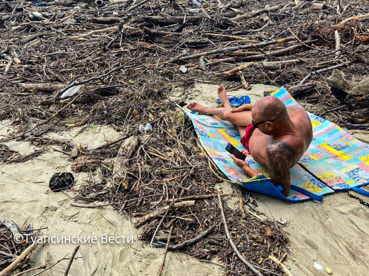 Туристи в Сочі засмагають на пляжі серед купи сміття: фото