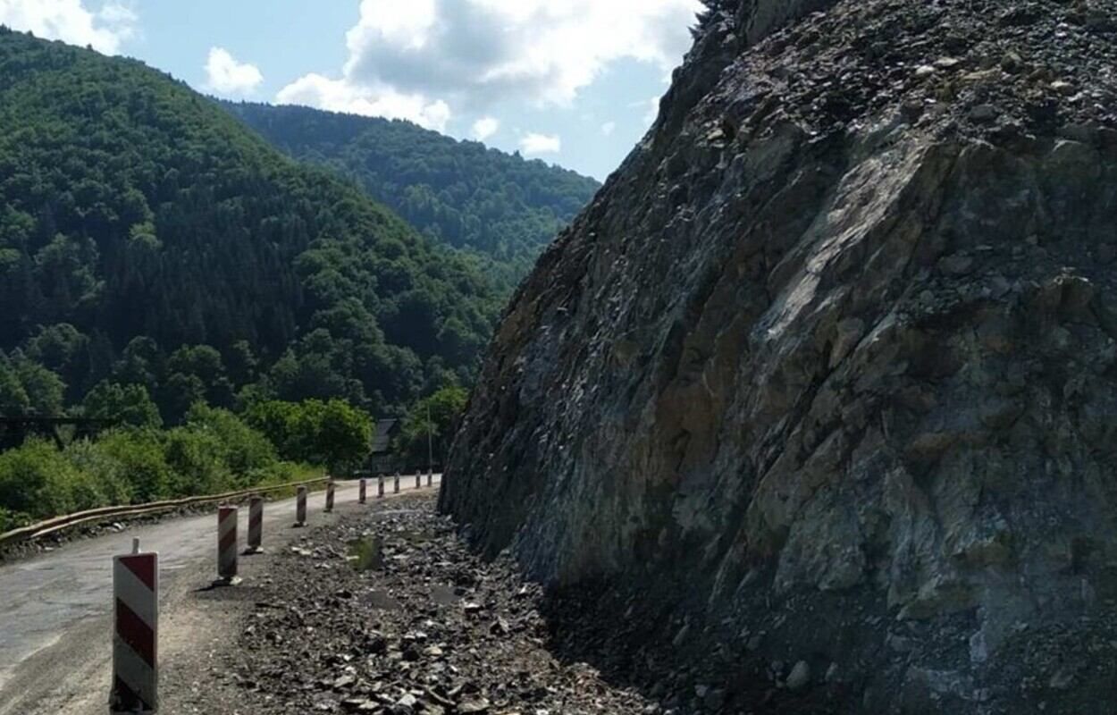 На Закарпатье разбили часть 30-метровой скалы, чтобы расширить трассу Львов - Мукачево: фото 