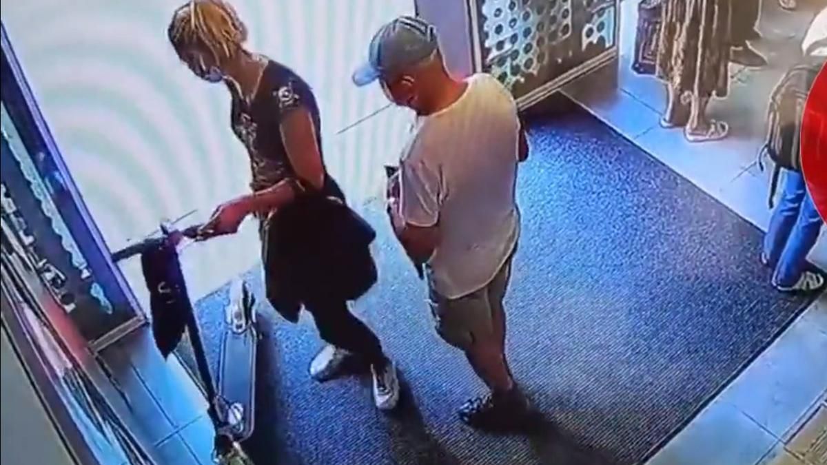 в Одесі жінка викрала самокат із ЦНАПу: відео в Одесі жінка викрала самокат із ЦНАПу: відео