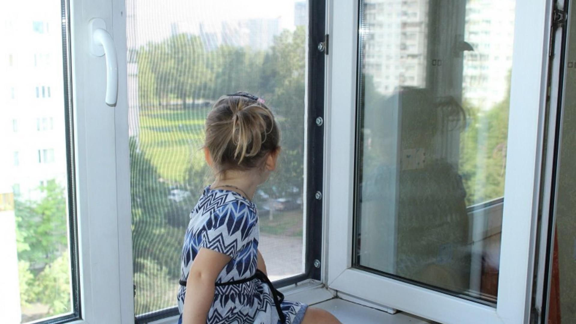 2-летняя девочка выпала из окна в Днепре