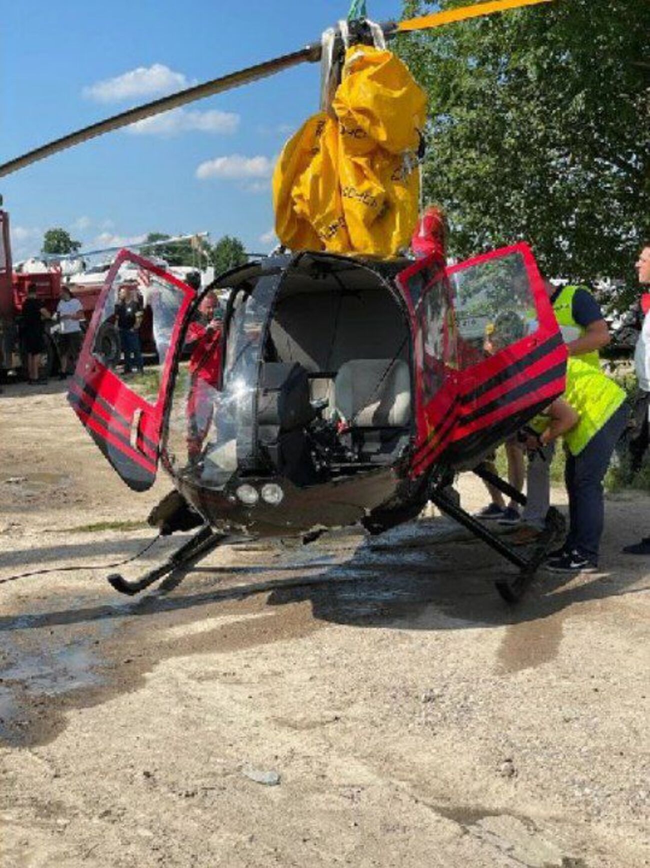 В Польше обнародовали кадры падения вертолета с украинцами в озеро В Польше обнародовали кадры падения вертолета с украинцами в озеро