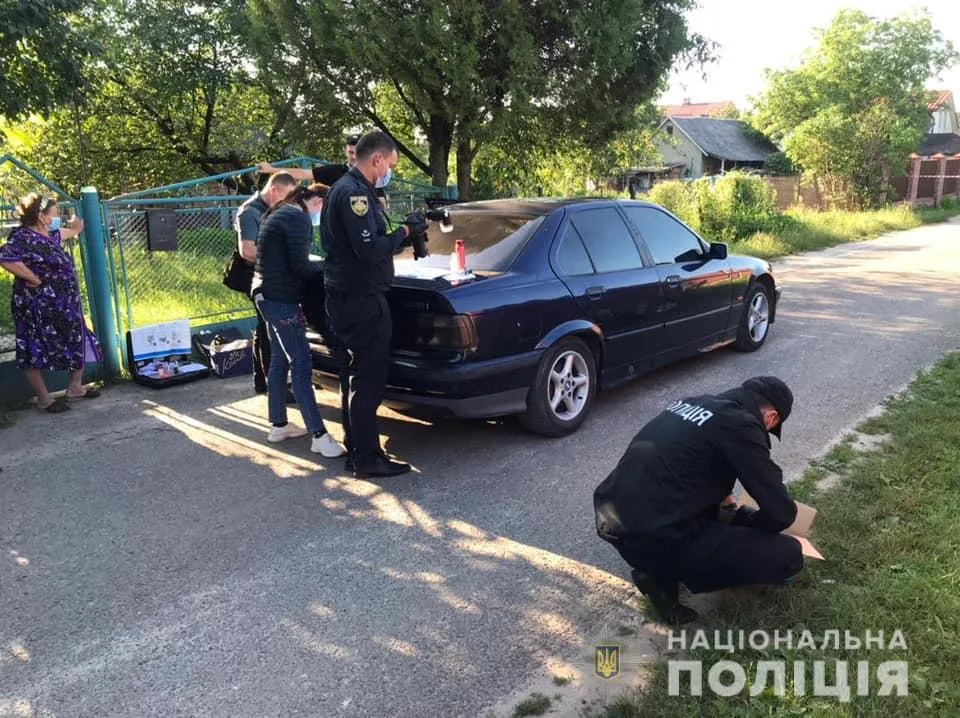 Неподалік Львова на таксиста напали з ножем: чоловік потрапив у реанімацію – фото