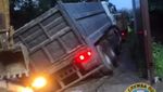 У Києві під землю провалилися трактор та вантажівка з причепом: відео