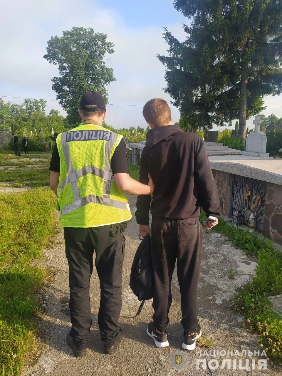 На Львівщині 20-річний юнак розтрощив майже 60 хрестів на могилах січових стрільців: фото На Львівщині 20-річний юнак розтрощив майже 60 хрестів на могилах січових стрільців: фото