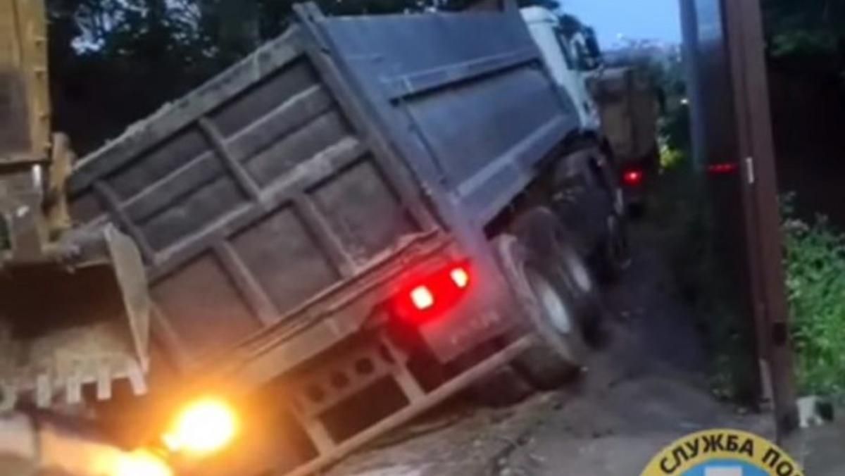 В Киеве под землю провалились трактор и грузовик с прицепом