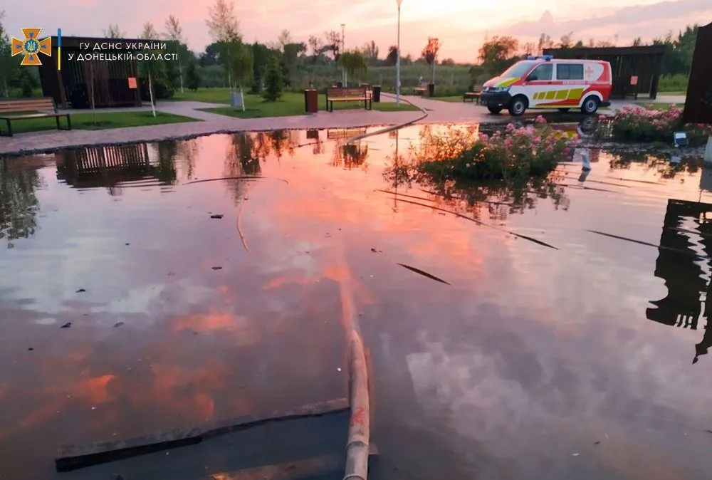 Рятувальники відкачували воду з вулиць на Донеччині