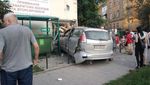 У Львові авто розтрощило прохідну "Львівспецкомунтрансу": постраждали 3 людей – фото і відео