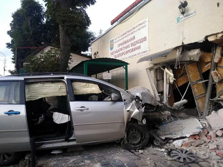 У Львові авто розтрощило прохідну Львівспецкомунтрансу: постраждали 3 людей – фото і відео У Львові авто розтрощило прохідну Львівспецкомунтрансу: постраждали 3 людей – фото і відео
