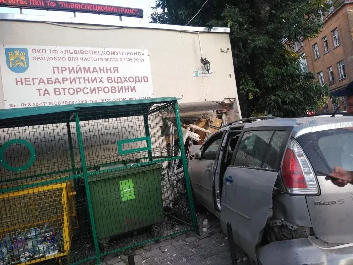 У Львові авто розтрощило прохідну Львівспецкомунтрансу: постраждали 3 людей – фото і відео