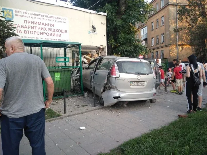 У Львові авто розтрощило прохідну Львівспецкомунтрансу: постраждали 3 людей – фото і відео