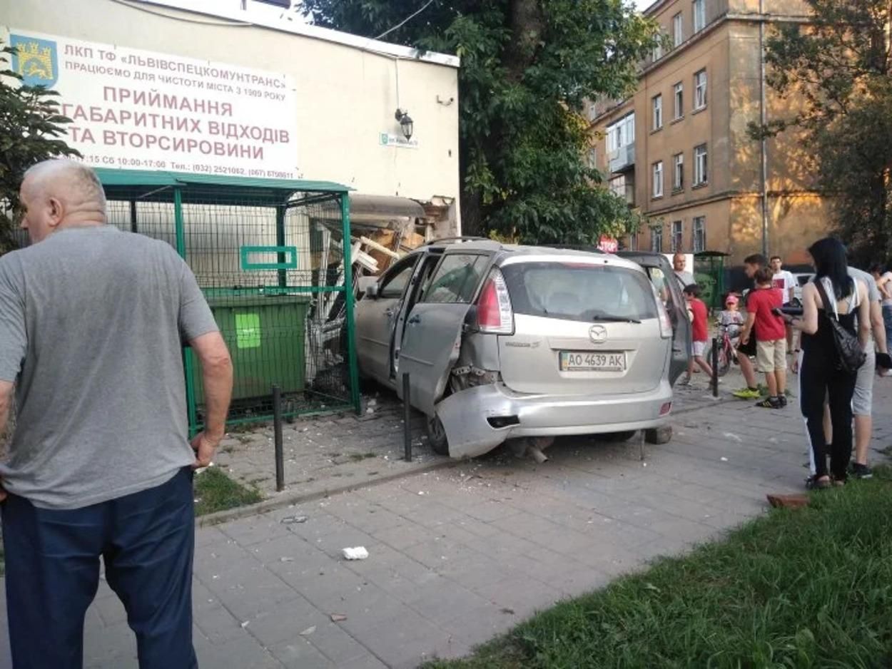 Во Львове авто разбило проходную Львовспецкомунтранс: пострадали 3 человека - фото и видео 