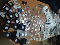 Скарби на пів мільйона гривень: львівські митники вилучили колекцію старовинних речей