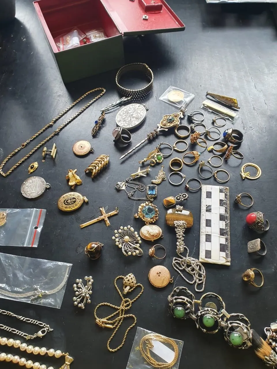Скарби на пів мільйона гривень: львівські митники вилучили в чоловіка колекцію старовинних речей