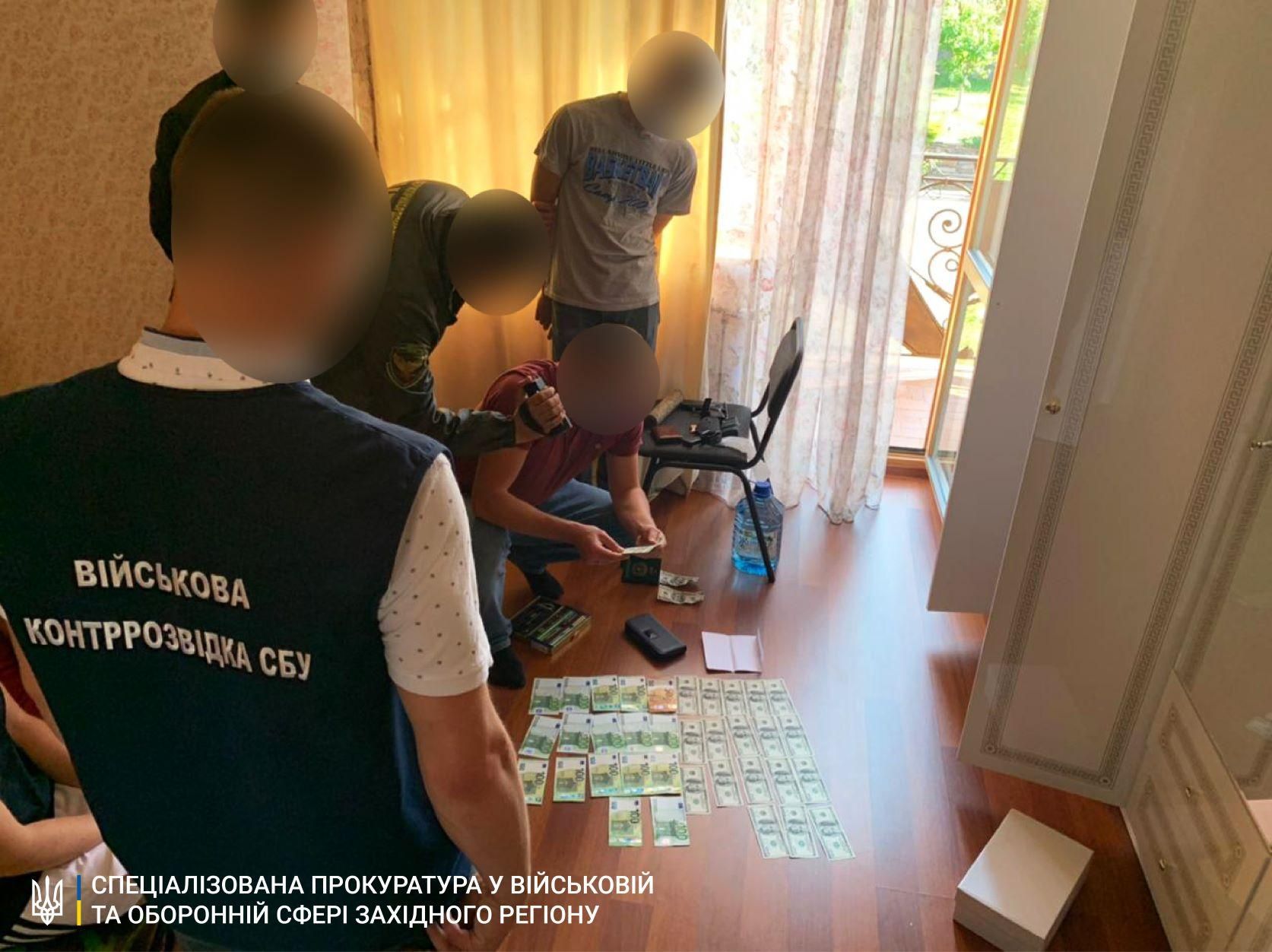 Задержали пограничницу из Закарпатья: получила 8 тисяч евро взятки Задержали пограничницу из Закарпатья: получила 8 тисяч евро взятки