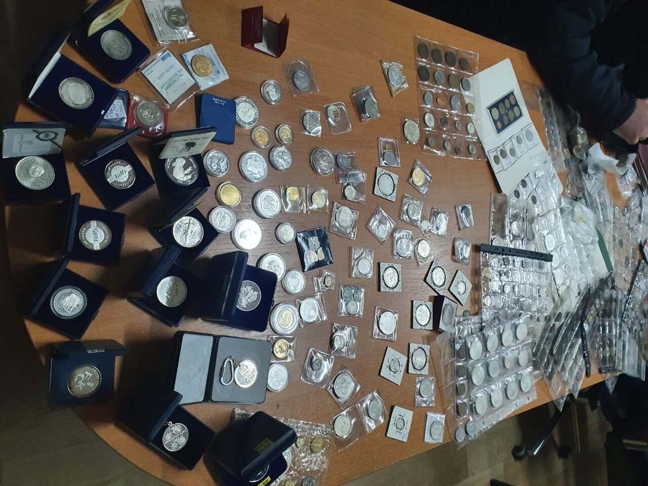 Сокровища на полмиллиона гривен: львовские таможенники изъяли коллекцию старинных вещей Сокровища на полмиллиона гривен: львовские таможенники изъяли коллекцию старинных вещей