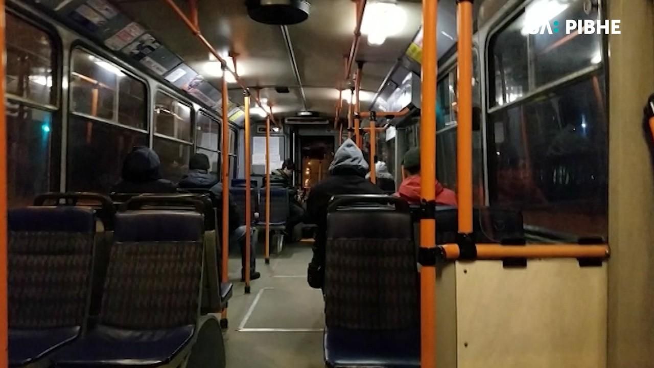 Дами танцюють і бухають: у Дніпрі гучну гулянку в тролейбусі влаштував водій – відео