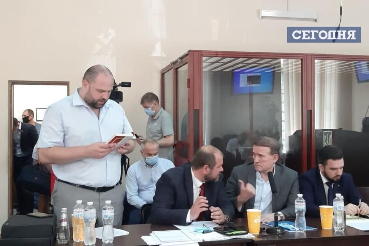 Медведчук и его защита нарушают карантин в суде: фото