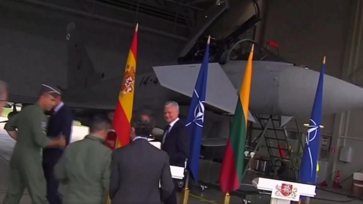 Брифинг лидеров Литвы и Испании остановили из-за провокации России Брифинг лидеров Литвы и Испании остановили из-за провокации России