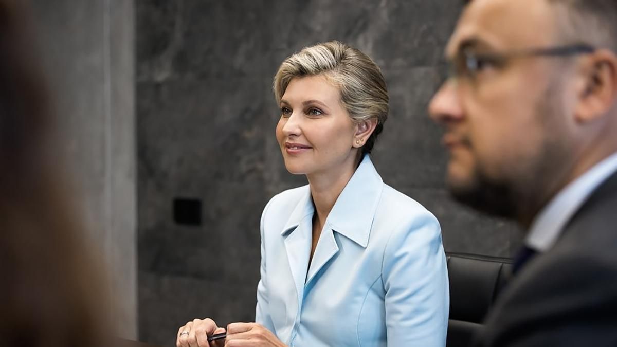 Олена Зеленська показала образ у блакитній сорочці: фото Олена Зеленська показала образ у блакитній сорочці: фото