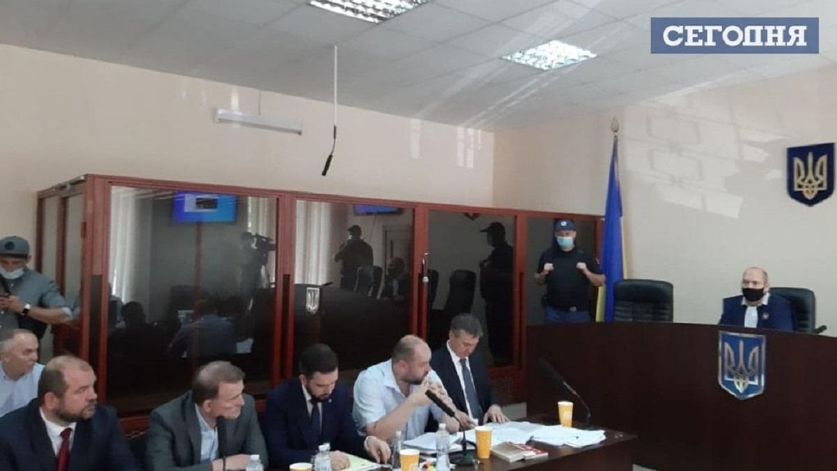 Адвокаты Медведчука просили 3-часовой перерыв, чтобы он мог поесть