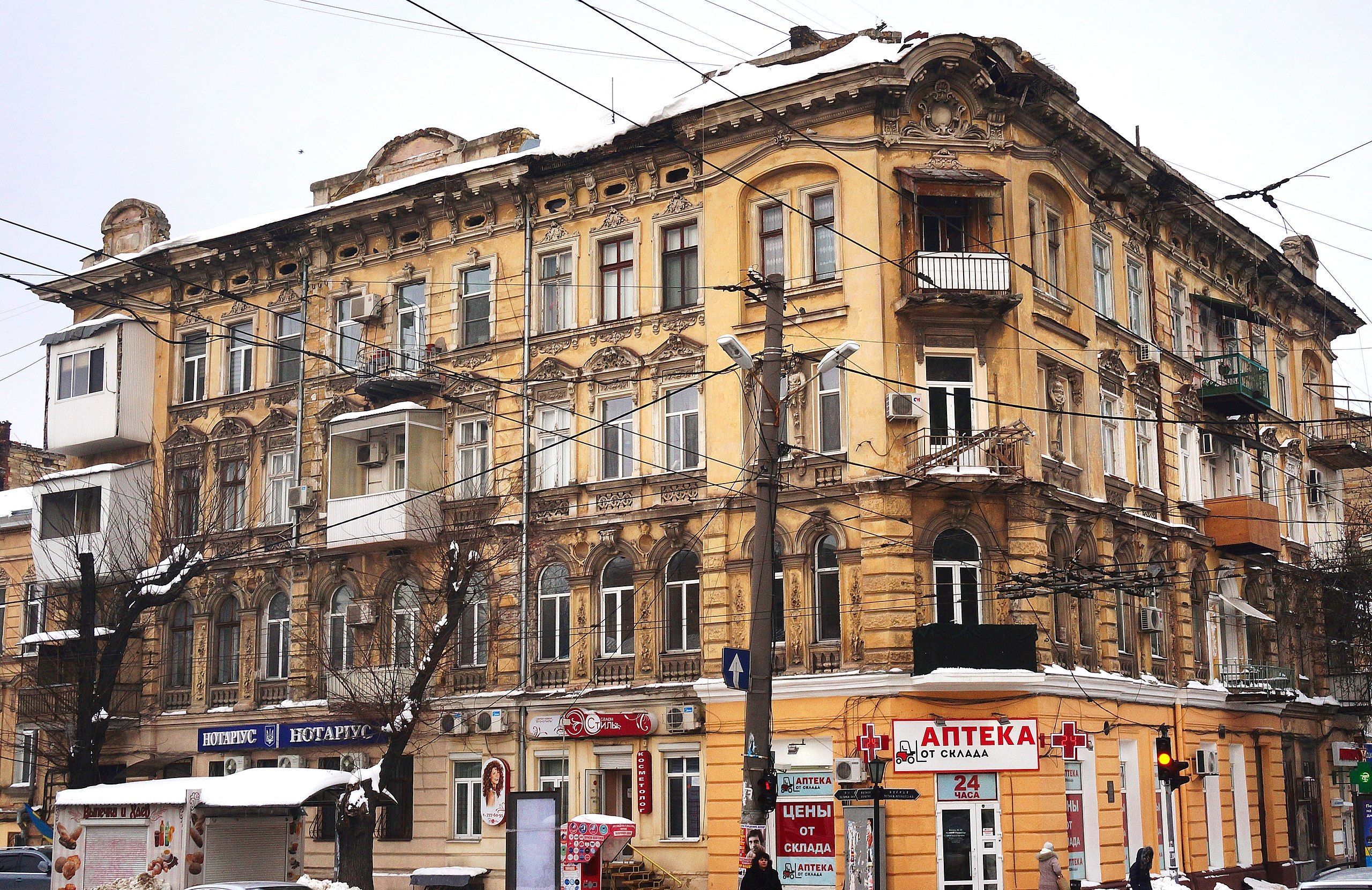 Едва не погибли: в центре Одессы возле прохожих упал карниз – видео, фото Едва не погибли: в центре Одессы возле прохожих упал карниз – видео, фото