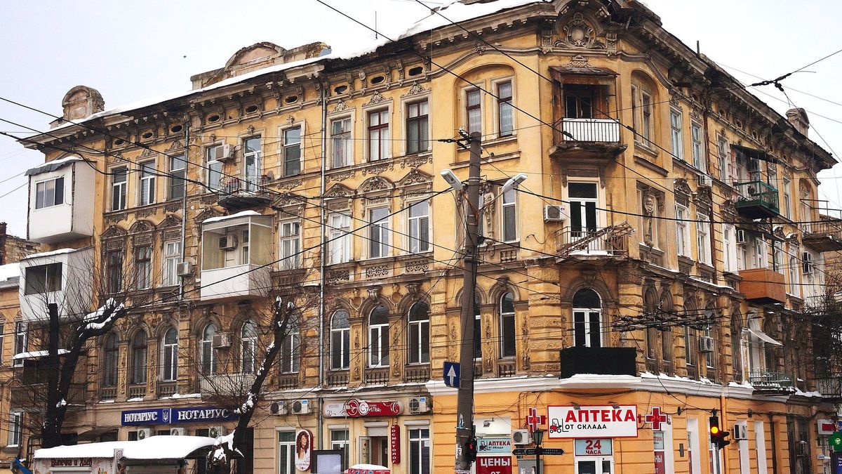 Едва не погибли: в центре Одессы возле прохожих упал карниз – видео, фото