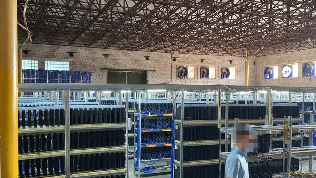 Самую большую в украинные незаконную криптоферму накрыла СБУ Самую большую в украинные незаконную криптоферму накрыла СБУ