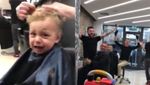 Працівники барбершопу заспівали для малюка, щоб заспокоїти його під час стрижки: курйозне відео