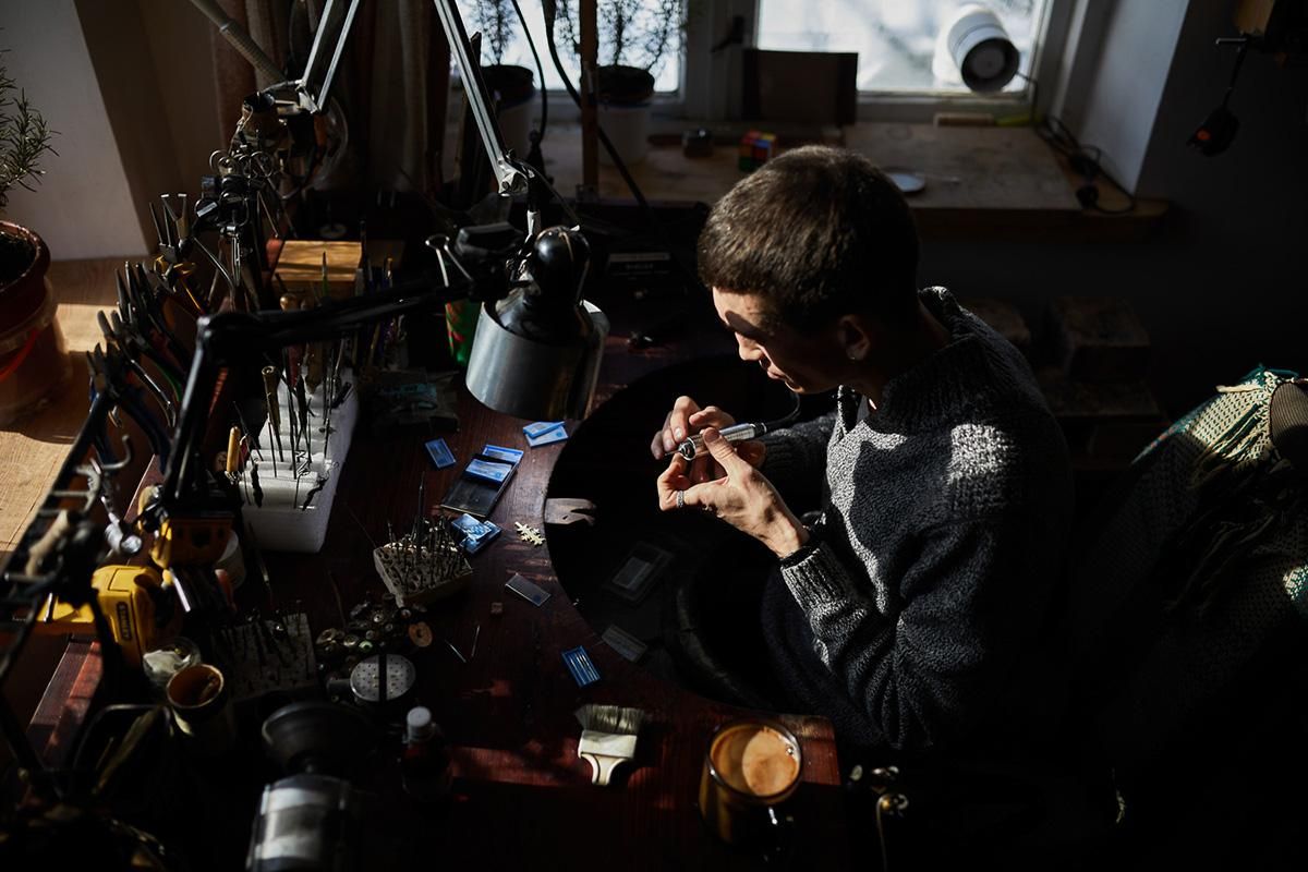 Прикарпатець Никола Андрусяк створює традиційні гуцульські прикраси