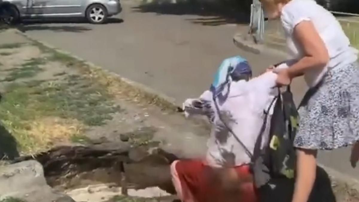 У Києві на вулицях утворились ями з водою: в одну впала жінка, – відео