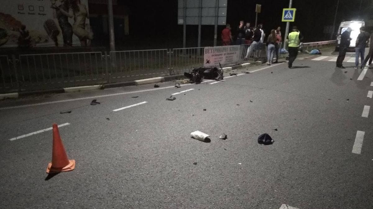 Под Киевом мопед влетел под колеса грузовика, есть погибшие Под Киевом мопед влетел под колеса грузовика, есть погибшие