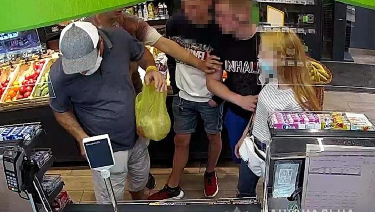 У київському супермаркеті сталася кривава різанина У київському супермаркеті сталася кривава різанина