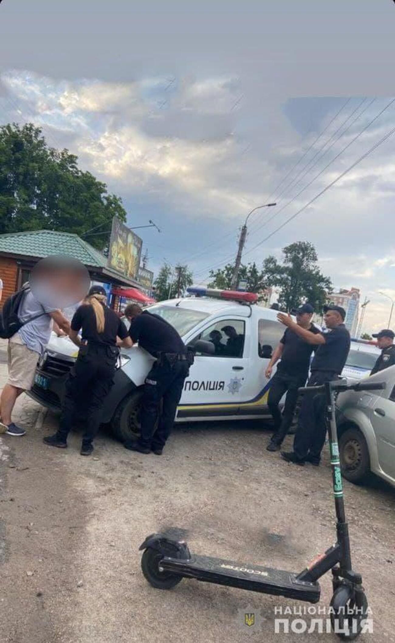 В Умани женщина устроила драку с полицейскими из-за эллектросамоката В Умани женщина устроила драку с полицейскими из-за эллектросамоката