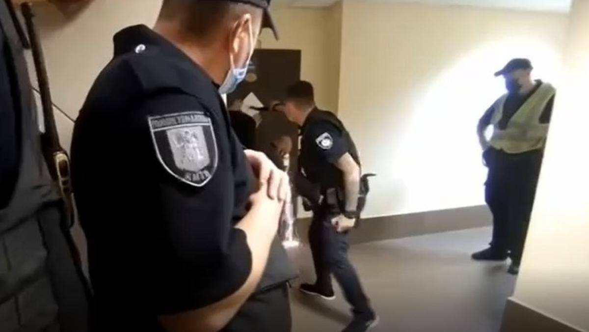 Перед выстрелом в Голосеево коп закрыл глазок, а охранник резал двери Перед выстрелом в Голосеево коп закрыл глазок, а охранник резал двери