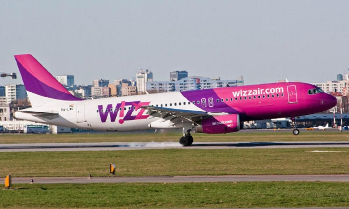 Скандал с Wizz Air: украинцев не пускают на борт самолета в Эстонию Скандал с Wizz Air: украинцев не пускают на борт самолета в Эстонию