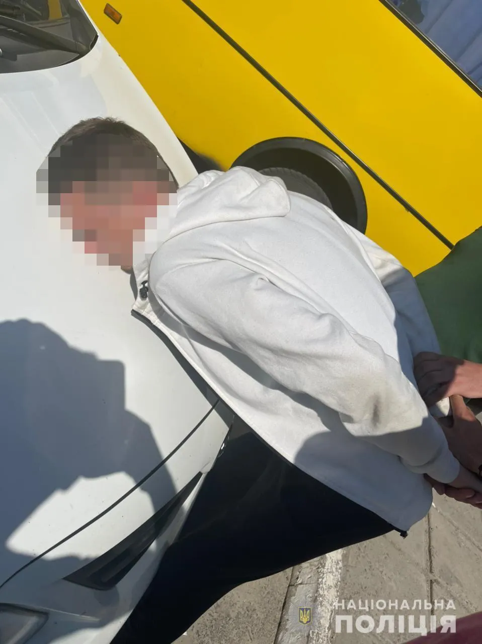 Підрізав таксиста: львівські поліцейські затримали підозрюваного – фото