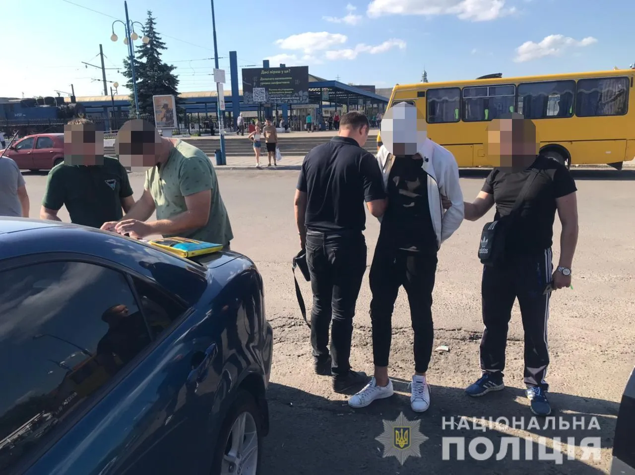 Підрізав таксиста: львівські поліцейські затримали підозрюваного – фото
