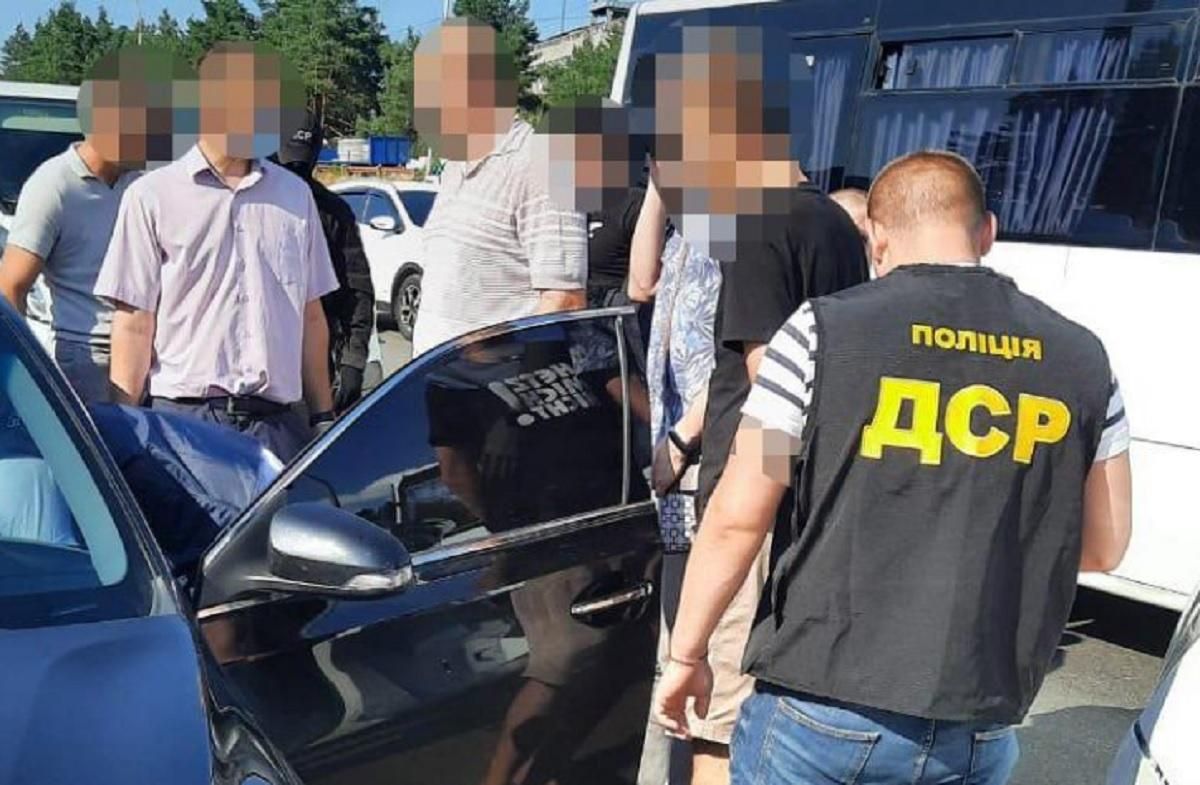 Поліція затримала у Києві 2 інспекторів податкової: брали хабарі