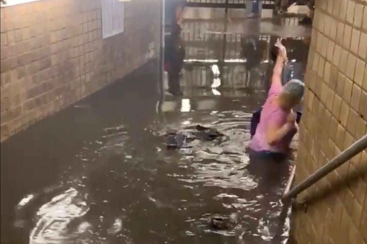 Эльза в Нью-Йорке: затопило метро, ​​воды по пояс – фото, видео
