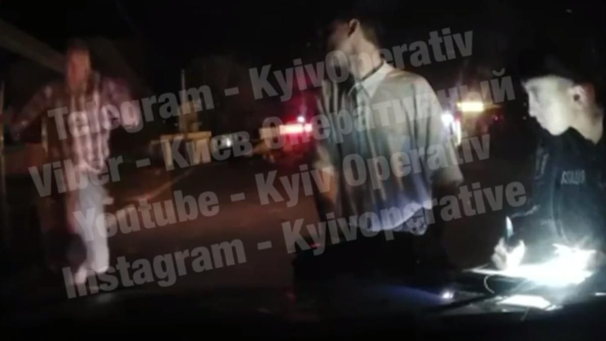 Под Киевом мужчина прыгал на машину копов и ударил полицейского