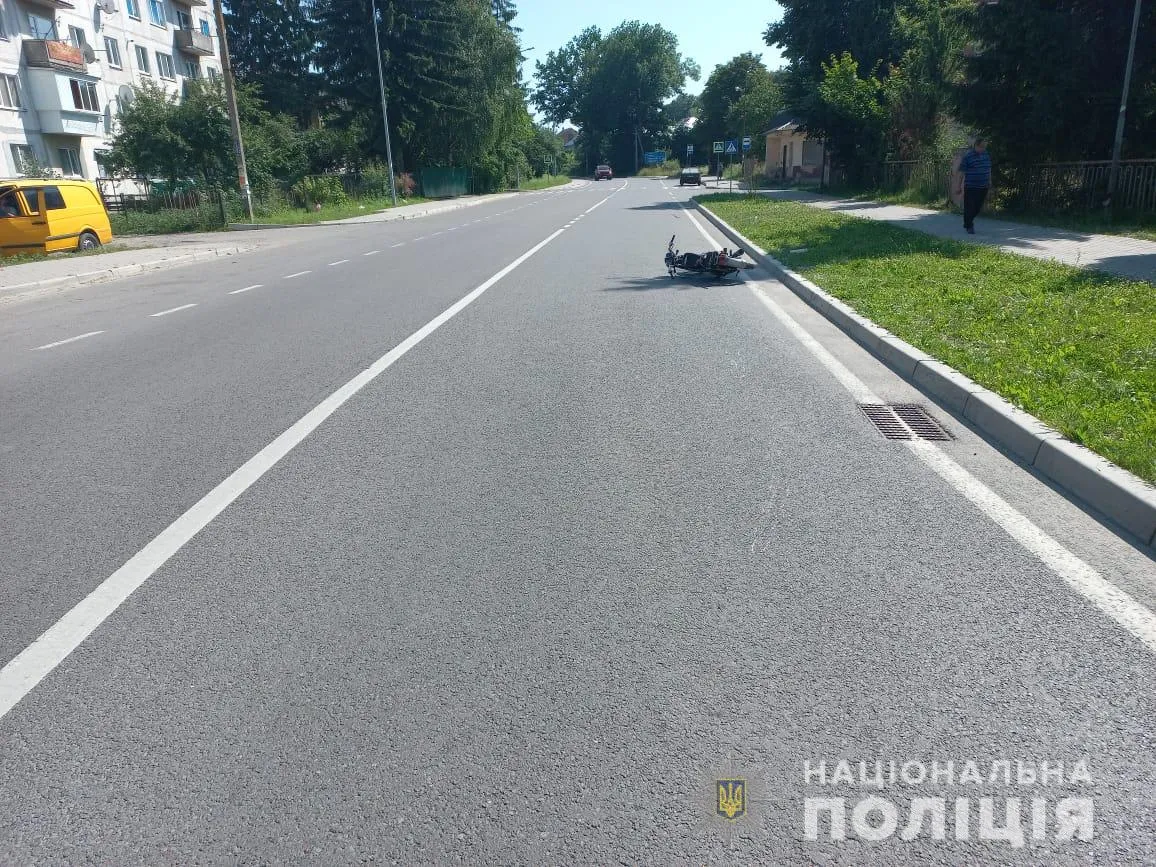 На Львівщині трапилась нетипова ДТП: зіштовхнулись вісімка, мопед та велосипед – фото