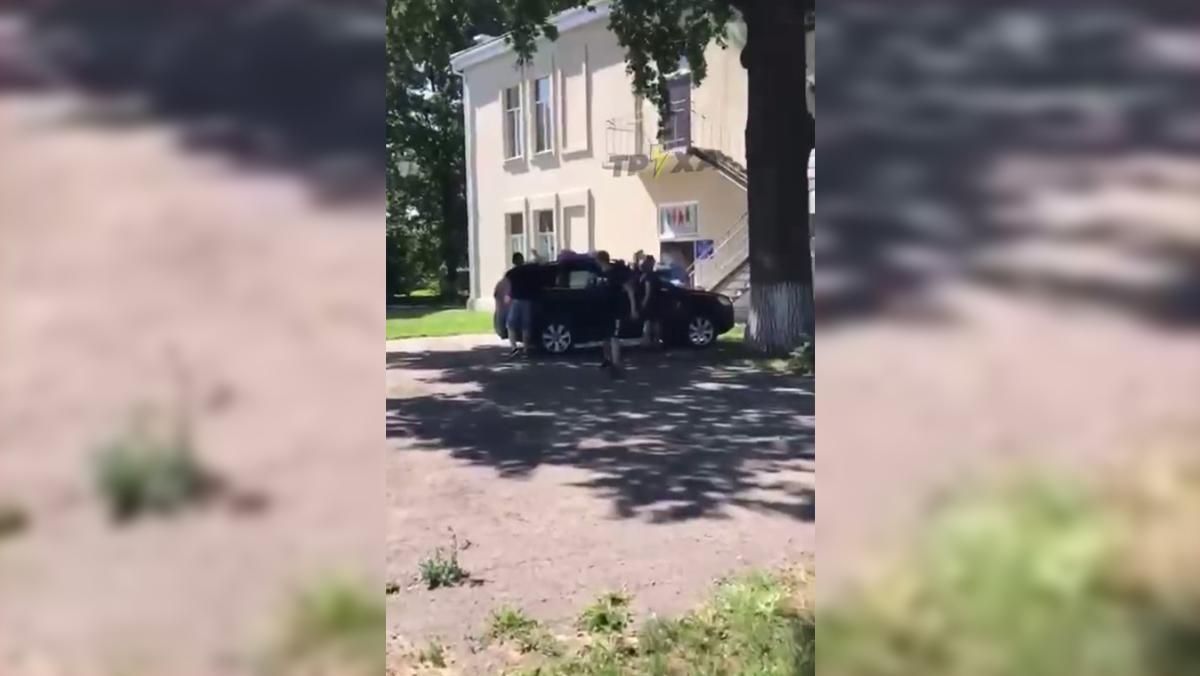 Забросали мусором авто мэра города Южный Брюханова: видео