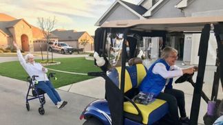 Грають світловими мечами та обирають собаці крісло: як бабусі та дідусі руйнують усі стереотипи 