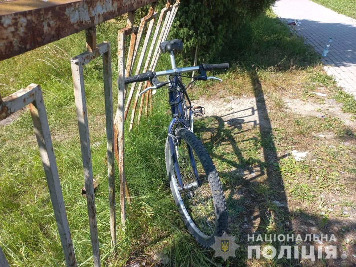 На Львовщине произошло нетипичное ДТП: столкнулись восьмерка, мопед и велосипед - фото