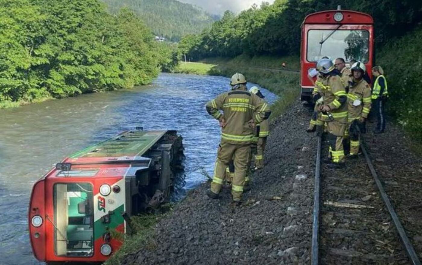 В австрійських Альпах потяг зі школярами зійшов з рейок В австрійських Альпах потяг зі школярами зійшов з рейок
